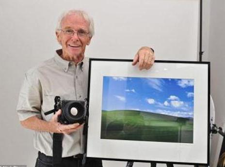 আসুন উইন্ডোজ এক্সপি ভার্সনে সেই বিখ্যাত ওয়ালপেপার ব্যবহারের গল্পটা শুনে নিই।