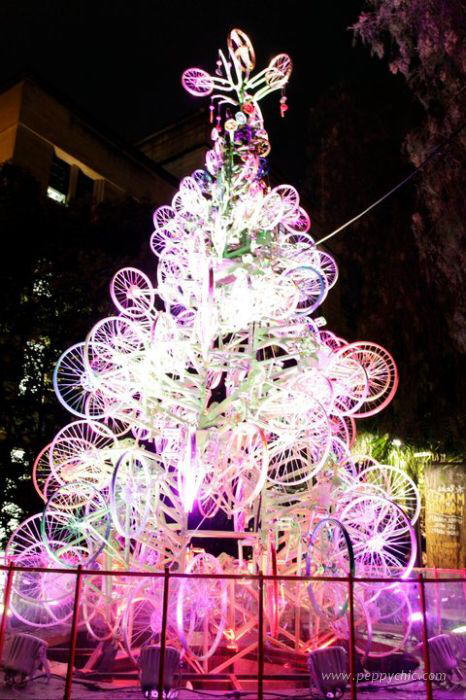 ১০০ বাইসাইকেল দিয়ে তৈরী ২৩ ফুট লম্বা ক্রিসমাস ট্রি…….