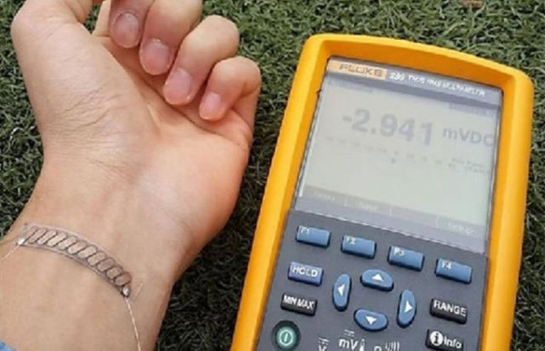 আপনার মোবাইল এ চার্জ হবে আপনার দেহ থেকে!!! (ভয় পাবেন না)