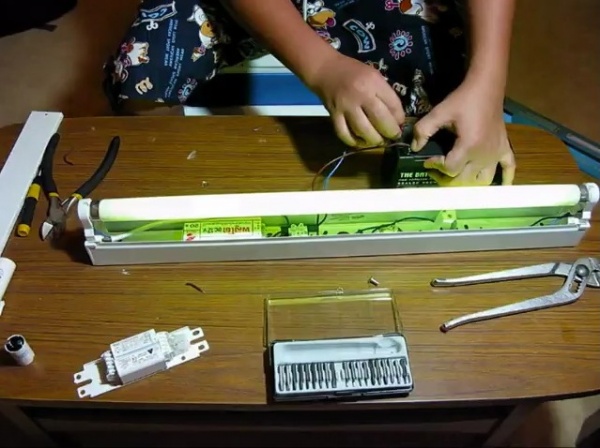 খুব উপকার হবে একটু সাহায্য করুন, ১২ ভোল্ট এর ব্যাটারি দিয়ে একটি ৪ ফুটের টিউব লাইট জ্বালাতে চাই।