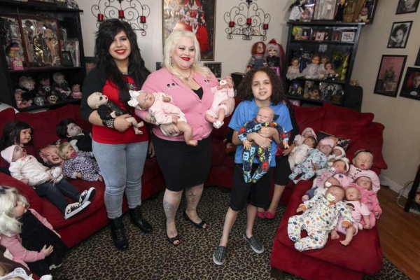 অদ্ভুত মানুষের গল্প (মেরিলিন মেন্সফিল্ড যিনি ৩০০ অতি বাস্তবসম্মত পুতুলের মালিক!!!!)