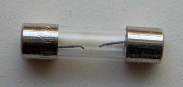 আমার যত মজার ইলেকট্রনিক্সের সার্কিট! [পর্ব-২৮] :: খুব সহজে LED BLOWN ফিউজ ইন্ডিকেটর সার্কিট তৈরী করুন !