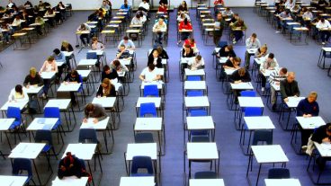 পরীক্ষা দিতে যাচ্ছেন? পরীক্ষার আগে বিরত থাকুন এই চার ধরনের খাবার থেকে।