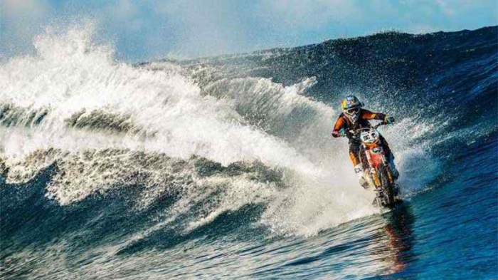 উত্তাল সমুদ্রে মোটরসাইকেল সার্ফিং (ভিডিও)  (বিস্তারিত জানতে টিউনটি দেখুন)