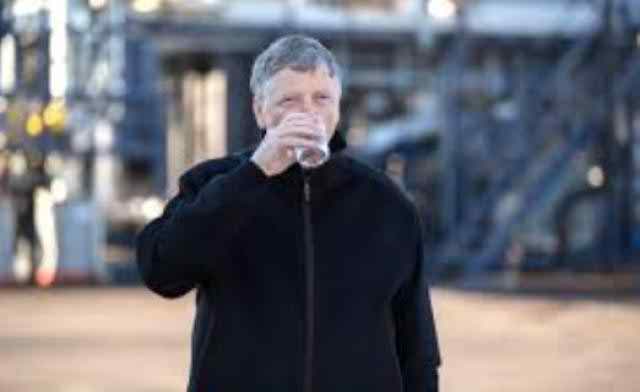 মানব বর্জ্য থেকে প্রক্রিয়াজাত পানি পান করলেন বিল গেটস