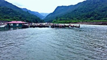 স্বর্গের বিছানা, বিছনাকান্দি। মেঘালয়ের সাত পাহাড় বেয়ে নেমে আসা শীতল ঝরণাধারা