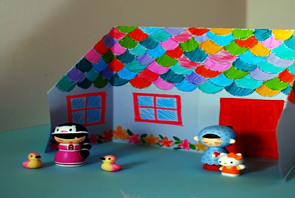 এবার ঘরের ভিতর অন্য একটি রঙিন ঘর বানিয়ে নিন রঙিন কাগজের সাহায্যে।