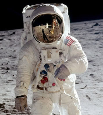 চাদে বলে মানুষ গেছিলো ?মুখস্ত বিদ্যা দিয়ে বয়ান কমায় মারেন ভাই, এদিকে আসেন