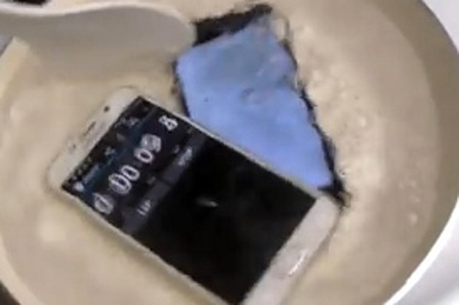 আপনি কি জানেন আইফোন ৬ ও গ্যালাক্সি এস৬ পানিতে সিদ্ধ করলে কী হয়? মাথা নষ্ঠ পরীক্ষা!!!!!