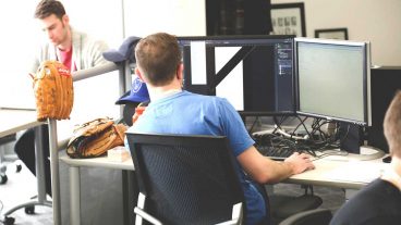 ডুয়াল মনিটর কতটা প্রয়োজনীয়? কেন প্রয়োজনীয়? – প্রোডাক্টিভিটি বাড়িয়ে নিন!