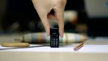 বুড়ো আঙুলের থেকেও ছোট কয়েনের থেকেও হালকা আসছে বিশ্বের ক্ষুদ্রতম ফোন