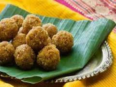 নারকেল স্ক্র্যাপারের সাহায্যে এবার পূজায় নারকেলের নাড়ু বানান অতি সহজেই!!!