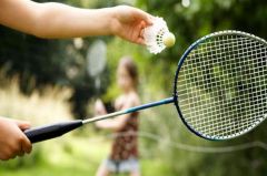 শীত তো চলেই এলো, র‌্যাকেট হাতে ব্যাডমিন্টন খেলতে ওয়ার্ম আপ হচ্ছেন তো !