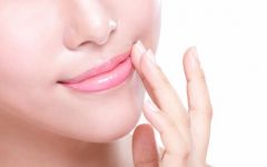 শীতে ফেটেছে ঠোঁট, হৃদয়ে লেগেছে চোট, সেই ফাটা ঠোঁট দেখে মনে লাগে চোট !