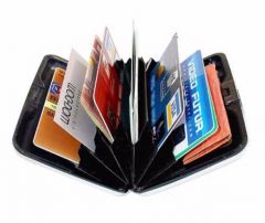 ক্রেডিট কার্ড হারানোর ভয় থেকে মুক্তি দেবে এই পণ্যগুলো