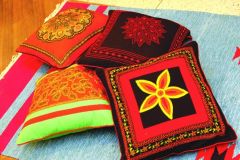 কোন ঘরে মানাবে কেমন কুশন !