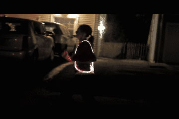 এবার রাস্তাঘাটে চলাফেরায় নিরাপত্তা দিবে ফাইবার অপ্টিক ভেস্ট