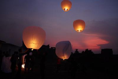 ভাই ফানুস বানাতে চাই। কিভাবে বানায় জানলে একটু হেল্প করেন………