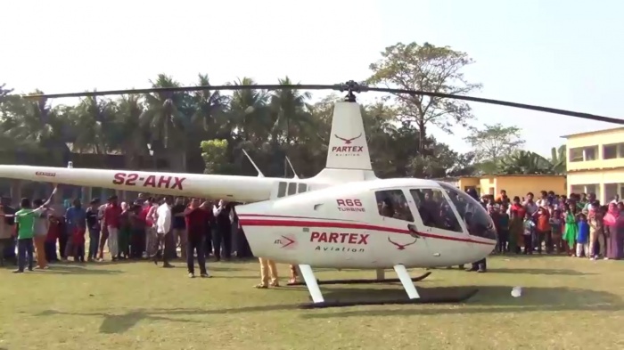 Ξএকটি মজার ভিডিওΞ ঢাকার ছেলে বিয়ে করতে এসেছে হেলিকপ্টার নিয়ে। হেলিকপ্টার দেখার জন্য হাজার হাজার মানুষের উপচে পরা ভীড়