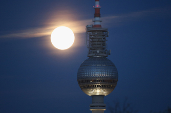 চাঁদের টিকিট বিক্রি হচ্ছে!! নিতে চান??