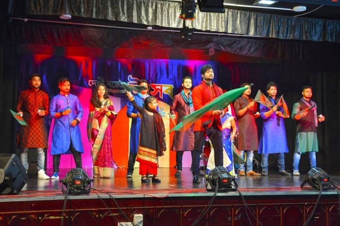 ও পৃথীবি গান পরিবেশনে 