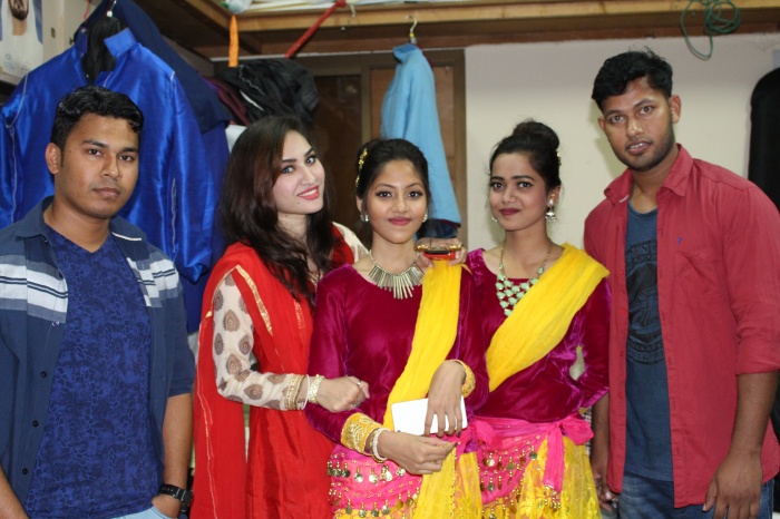 ভিবিন্ন্য স্থান থেকে আগত দেশীবয়েজ এর সদস্যরা একই ফ্রেমে 