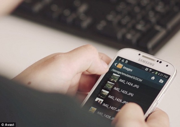 আপনার অ্যান্ড্রয়েড এর মুছে ফেলা সকল ডাটা ফিরিয়ে আনা সম্ভব, তাই পুরান হ্যান্ডসেটটি যদি বিক্রি করেন বা কাউকে গিফট করেন, সচেতন হোন!