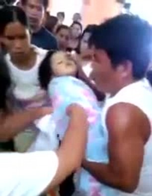 ফিলিপাইনে অন্ত্যেষ্টিক্রিয়ার সময় মৃত এক মেয়ে জেগে উঠল!!