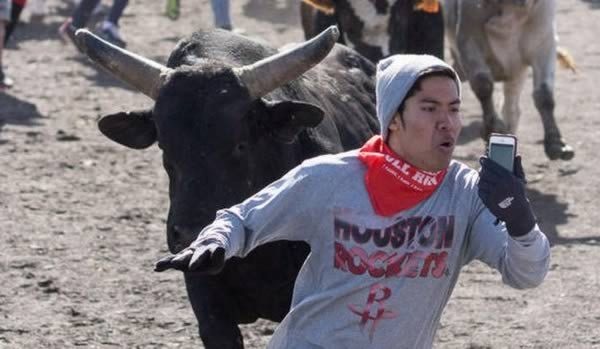 দেখে নিন অদ্ভুত যত সেলফি (Selfi)। মজা পাবেন।